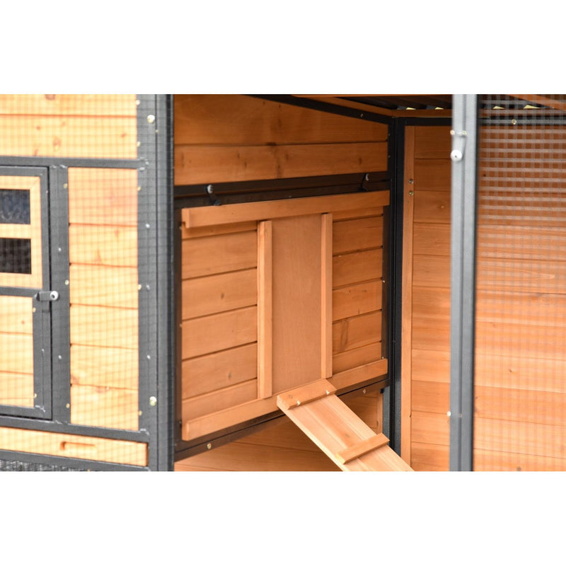 Hühnerstall aus Holz mit Rampe, Innenraum aus Holzbrettern und Metallrahmen.