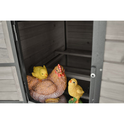 Deko-Figuren: Henne mit zwei Küken vor offener Holztür eines Gartenhäuschens