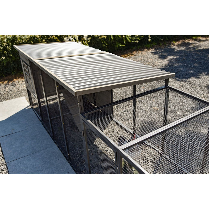 Metallhühnerstall mit Drahtgitterwänden und silbernem Wellblechdach im Garten