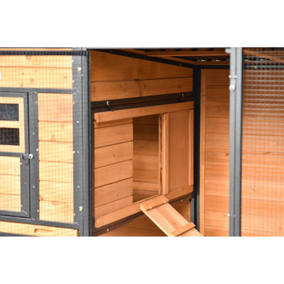 Holz-Hühnerstall mit Metallrahmen, offener Eingang und kleine Rampe.