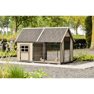 Aussen-Hundehütte mit Auslauf aus Holz und Drahtgitter, Schieferdach, zwei kleine Hunde im Zwinger im Garten