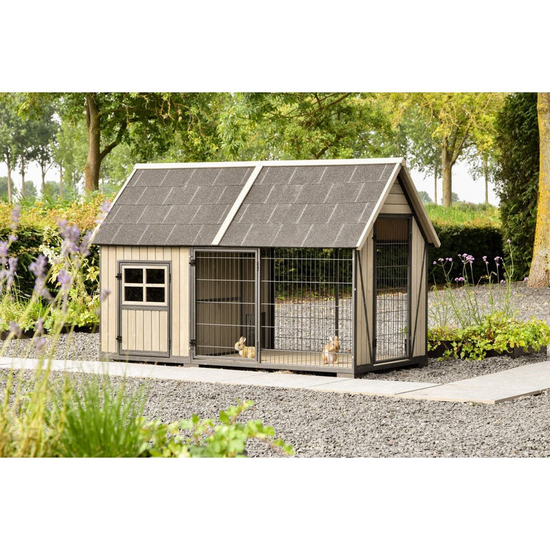 Aussen-Hundehütte mit Auslauf aus Holz und Drahtgitter, Schieferdach, zwei kleine Hunde im Zwinger im Garten