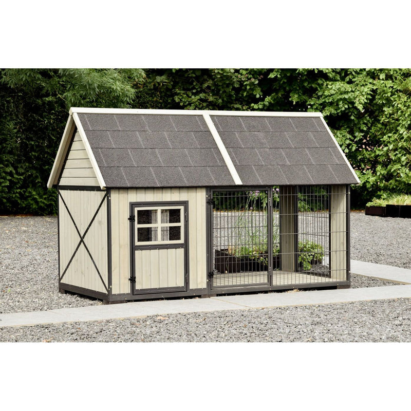 Garten-Chickencoop mit Freilaufgehege: beige Holzhütte mit schwarzen Rahmenelementen, linke Tür mit Fenster, rechte Seite eingezäuntes Drahtgehege, Dach mit grauen Schindeln, steht auf Kies vor grüner Hecke.