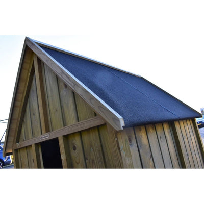 Holzschuppen mit Satteldach, Holzverkleidung aus Brettern und blauem Dachbelag aus Dachpappe.