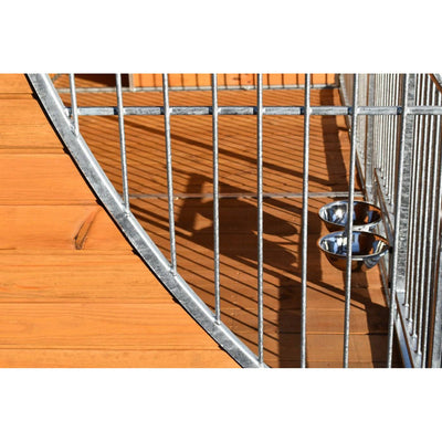 Zwei glänzende Edelstahl-Näpfe stehen auf einer Holztreppe neben einem silbernen Metallgeländer im Aussenbereich.