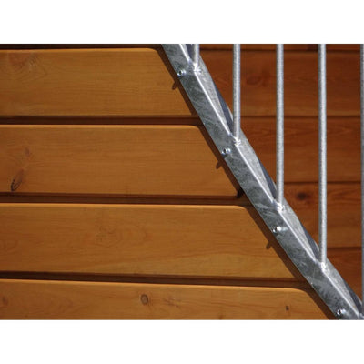 Nahaufnahme von horizontalen Holzplanken in warmem Braun mit diagonaler verzinkter Metallkonstruktion und vertikalen Geländerstäben.