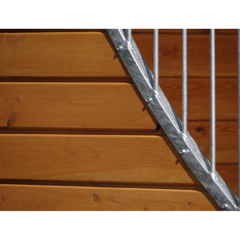 Nahaufnahme einer braunen Holztreppe mit diagonaler Stahlstrebe und vertikalen Metallgeländerstäben