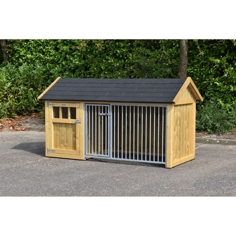 Holz-Hundehütte mit schwarzem Dach und Metall-Gittertür, links Holztür, steht auf Asphalt vor einer grünen Hecke