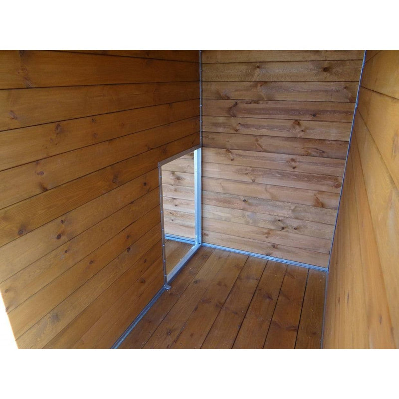 Innenraum mit holzverkleideten Wänden und Holzboden; eine kleine rechteckige Glasöffnung mit Metallrahmen in der Wand