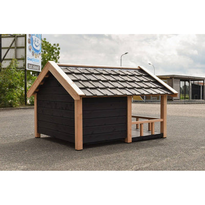 Kleines dunkles Holzhäuschen mit hellem Rahmen und schindelgedecktem Satteldach, offener Vorbau im Aussenbereich.