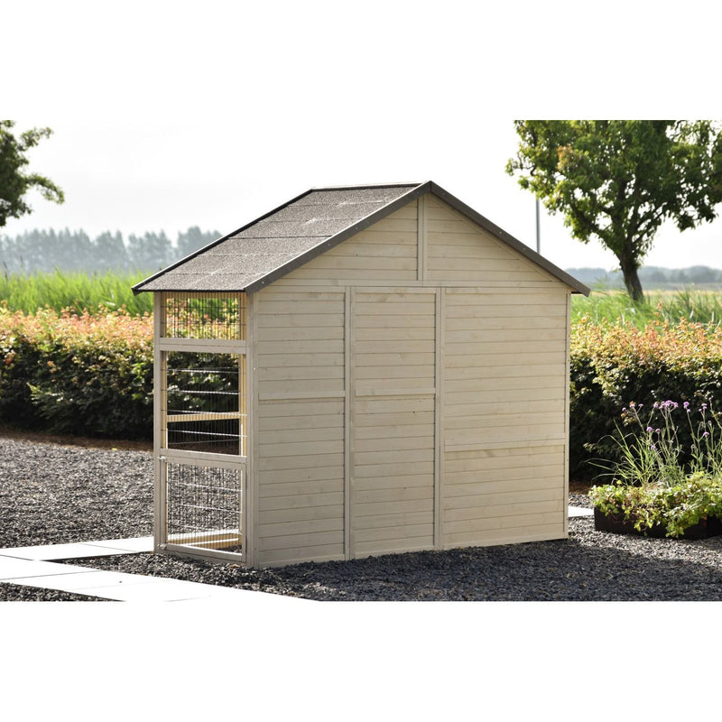 Kleines helles Holzgartenhaus mit Satteldach auf Kies, linke Seite mit Gittertür, umliegende Hecken und Bäume im Garten