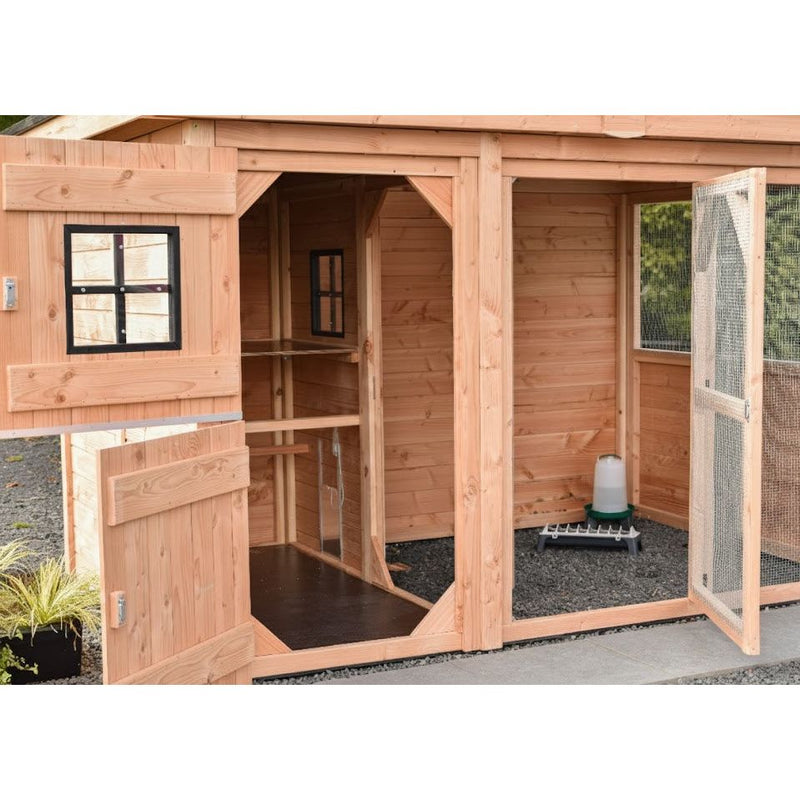 Wachtelstall Lucky mit geöffneten Türen und Fenstern.