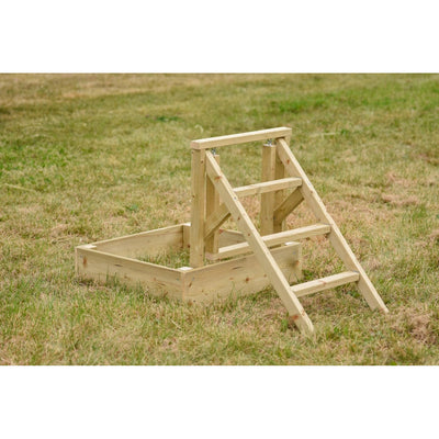 Holz-Sandkasten mit integrierter Kletterleiter im Garten auf grünem Gras.