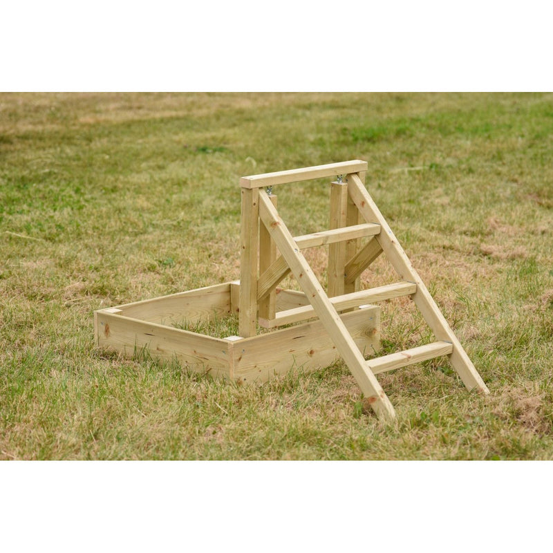 Holz-Sandkasten mit integrierter Kletterleiter im Garten auf grünem Gras.