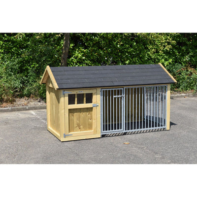 Hundezwinger aus Holz und Metall: linke Holzhütte mit Tür, rechte Seite offener Metallgitterbereich; dunkles Dach aus Schindeln; steht auf Asphalt vor grüner Hecke.