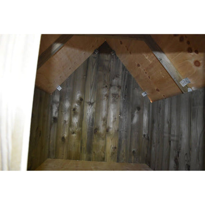 Innenraum eines Holzhauses/Dachbodens mit vertikalen Holzwänden, sichtbarer Dachkonstruktion aus Sperrholzplatten und Metallwinkelverbindungen.