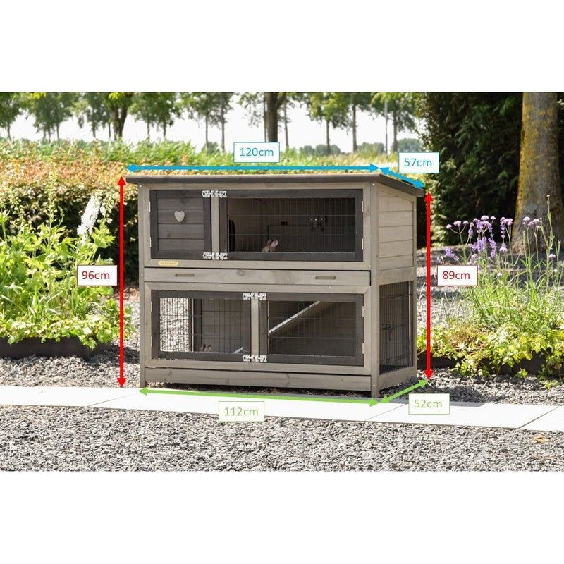 Holz-Hühnerstall mit zwei Ebenen und Drahtgitter im Garten auf Kiesboden, umlaufende Türen/Fenster; Messlinien in Zentimetern zeigen Länge 120 cm, Breite 112 cm, Höhe ca. 96 cm links und 89 cm rechts, Dachüberhang 57 cm vorn, 52 cm hinten.