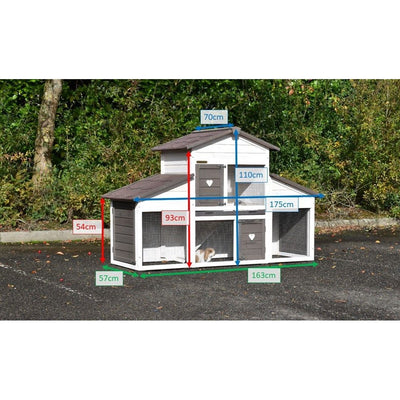 Grosser dreistöckiger Hühnerstall mit drei Abteilen auf Asphalt vor grünem Hintergrund; im Bild markierte Zentimeterangaben (Länge ca. 163 cm, Breite ca. 57 cm, Höhenangaben ca. 54–110 cm, Dachhöhe ca. 70 cm).