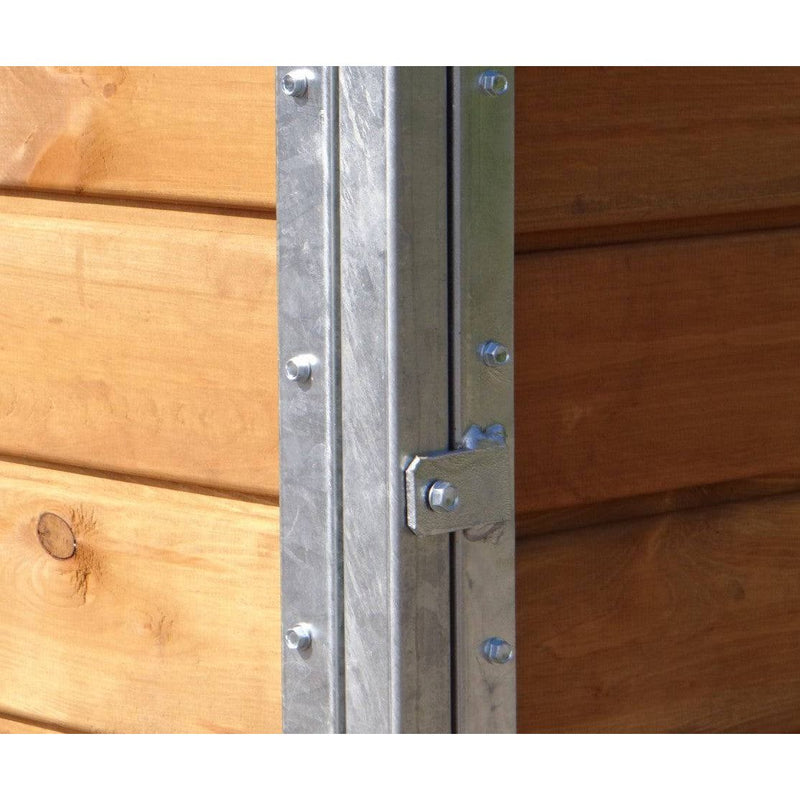 Verzinkte Metall-Schiene mit Montageschrauben und Haltewinkel an einer Holzwand – vermutlich Bestandteil einer Tür- oder Torführung.